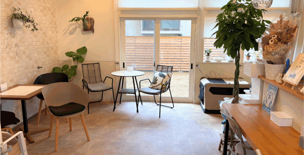 カフェコーナーの全体写真。テーブル席が2つとカウンター席が3席並んでいる様子